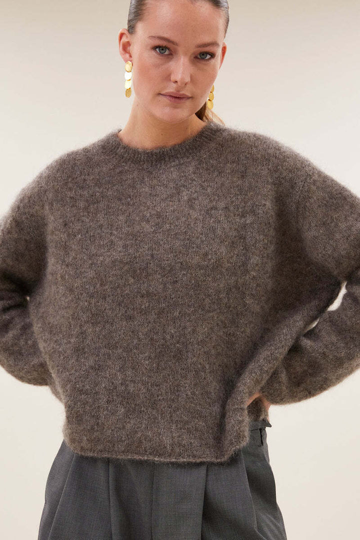 by-bar Vasile Pullover – Bruin-36% mohair, 36% alpaca, 25% polyamide, 3% elastaan-DAMES TRUIEN & VESTEN-Bruin
