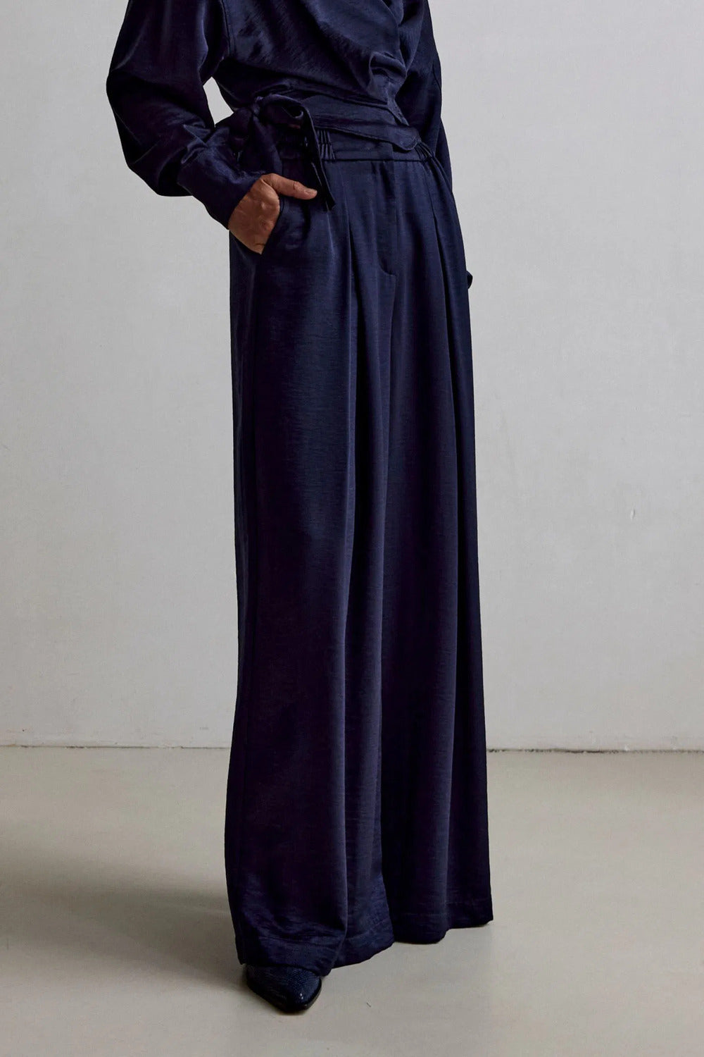 Femmes Du Sud Odila Satin Pantalon – Navy-86% Viscose | 14% Polyamide-DAMES BROEKEN-Blauw