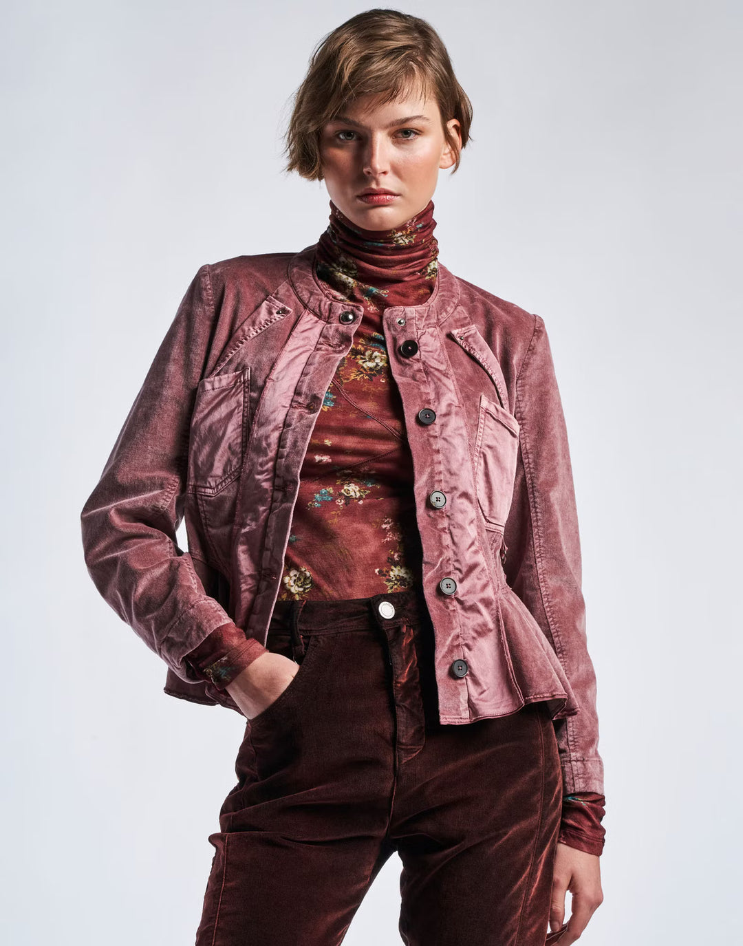 HIGH jasje GESTURE-primaire_stof 74%KATOEN 24%MODAAL 2%ELASTAAN<br /><br />secundaire_stof 55%KATOEN 41%RAYON 4%ELASTAAN<