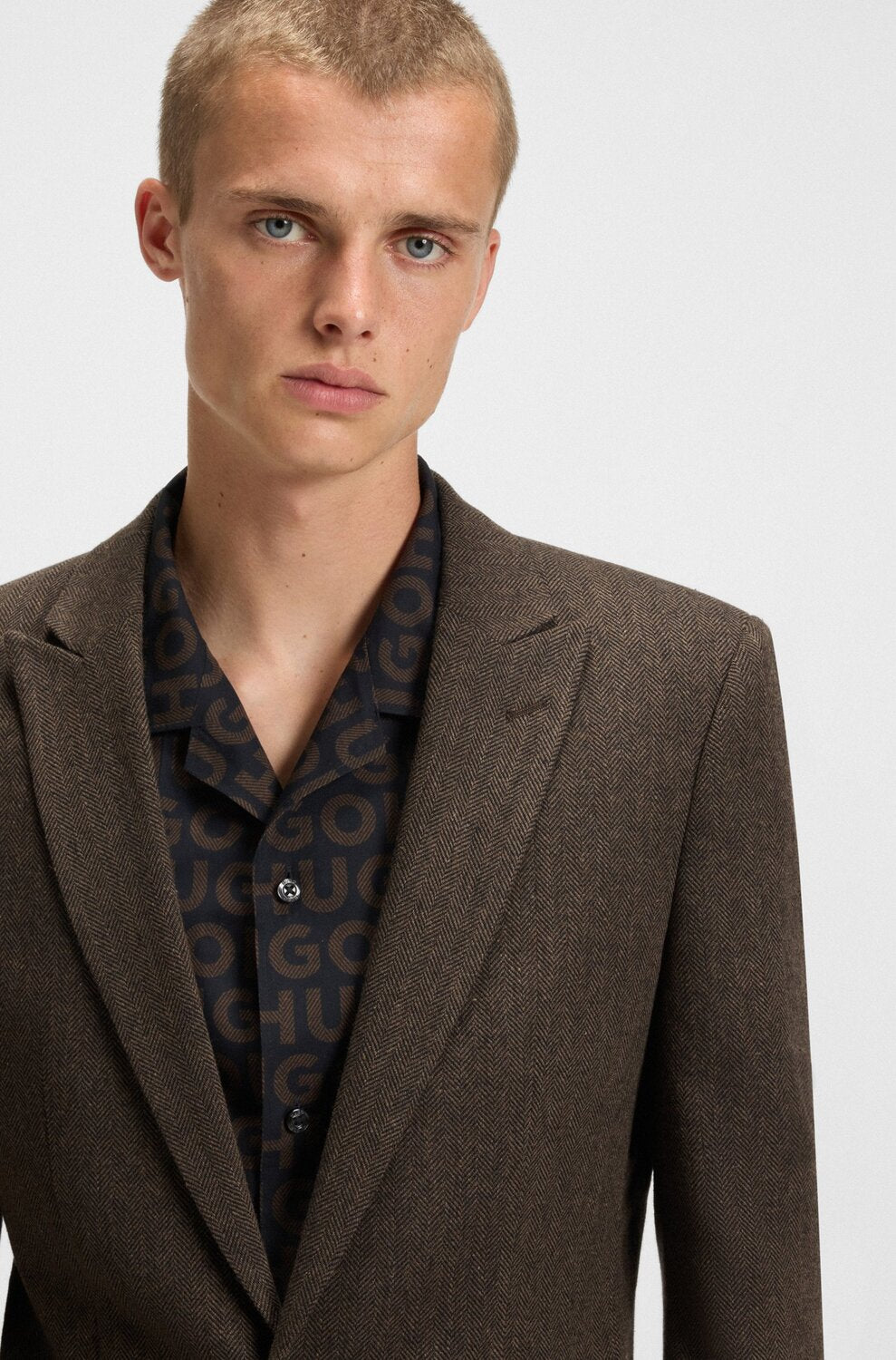 Hugo Herringbone Colbert – Bruin-48% wol, 28% katoen, 12% polyamide, 10% polyester, 2% andere fibres-HEREN PAKKEN & COLBERTS-Bruin