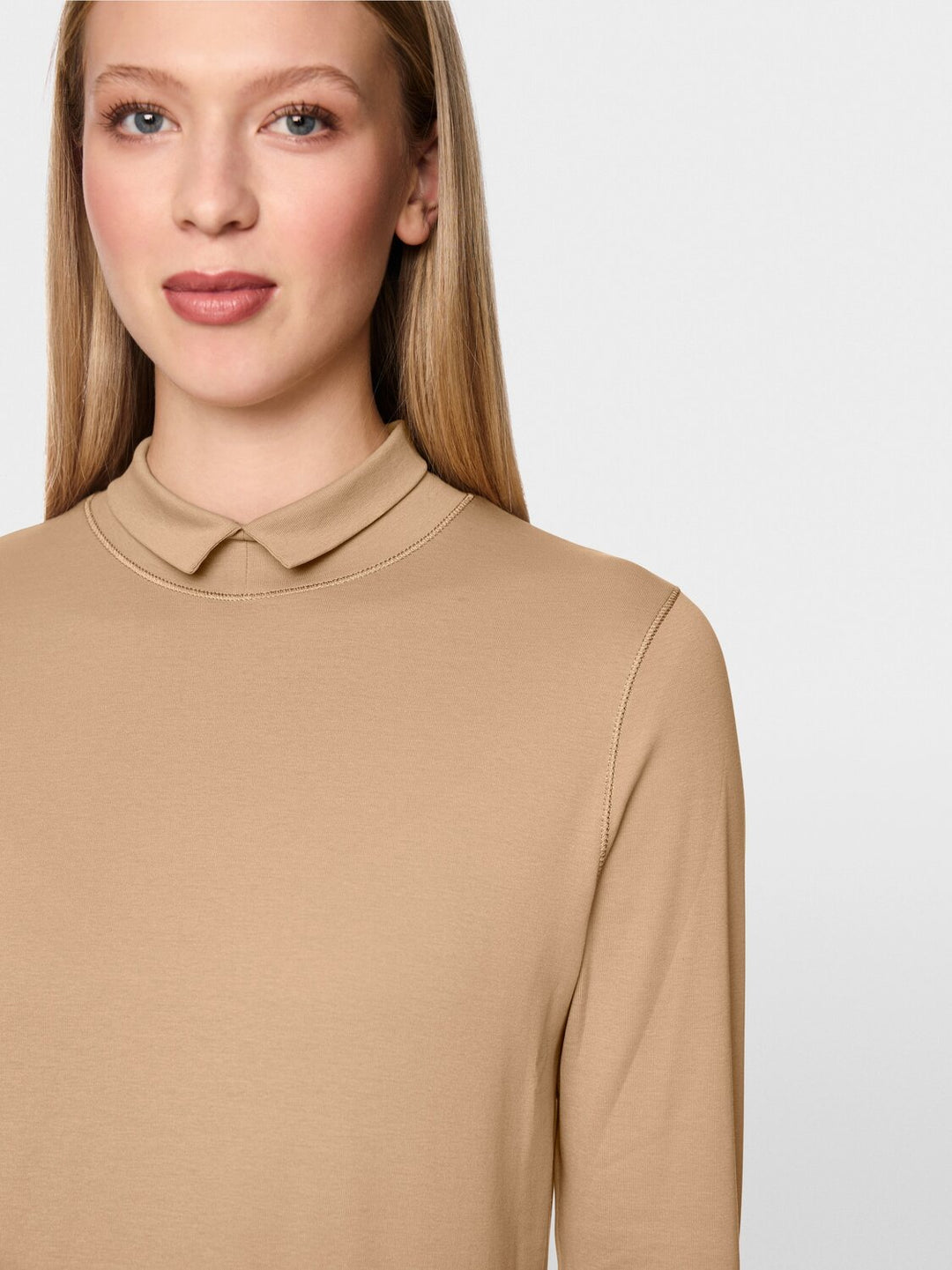 Marc Cain Basic Shirt met Opstaande Kraag – Bruin-95% katoen, 5% elastaan-DAMES TOPS & BLOUSES-Bruin