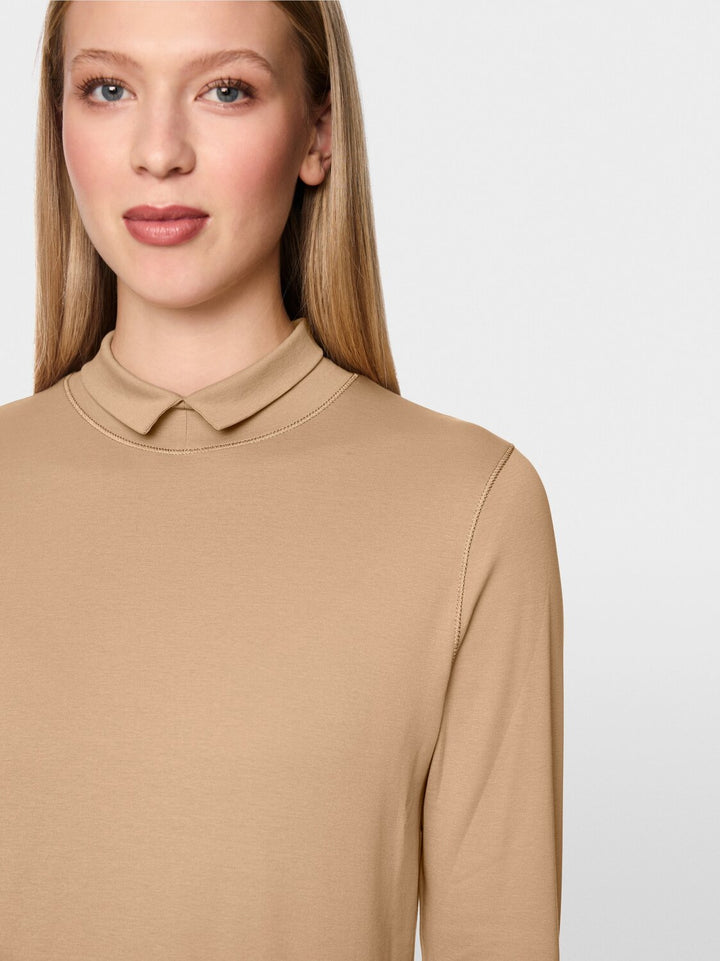 Marc Cain Basic Shirt met Opstaande Kraag – Bruin-95% katoen, 5% elastaan-DAMES TOPS & BLOUSES-Bruin