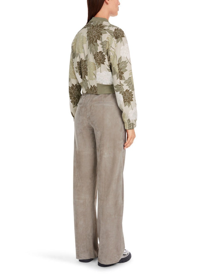 Marc Cain jasje in bloemmotief-voering: 94% polyester, 6% katoen<br />Strickbesatz: 85% viscose (gerecycled), 11% polyest