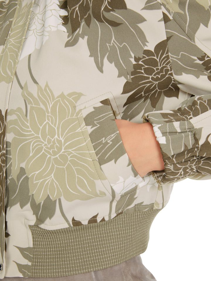 Marc Cain jasje in bloemmotief-voering: 94% polyester, 6% katoen<br />Strickbesatz: 85% viscose (gerecycled), 11% polyest