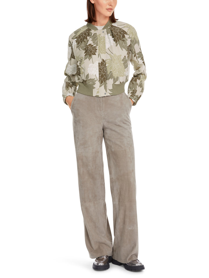 Marc Cain jasje in bloemmotief-voering: 94% polyester, 6% katoen<br />Strickbesatz: 85% viscose (gerecycled), 11% polyest