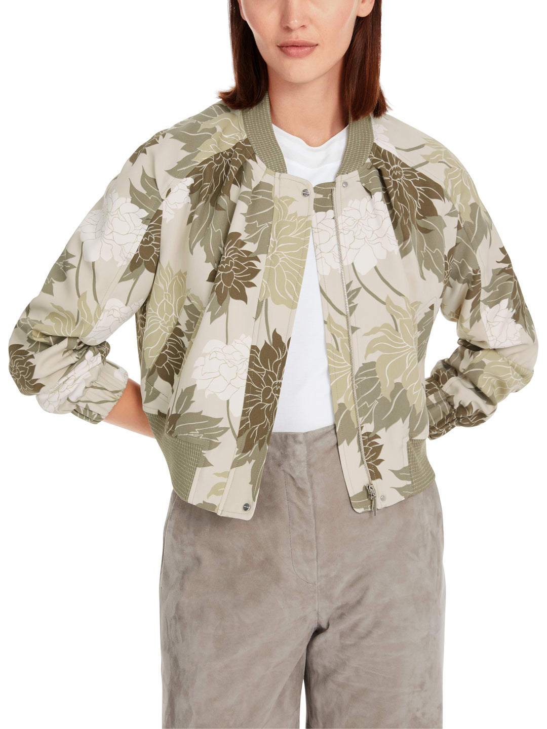 Marc Cain jasje in bloemmotief-voering: 94% polyester, 6% katoen<br />Strickbesatz: 85% viscose (gerecycled), 11% polyest