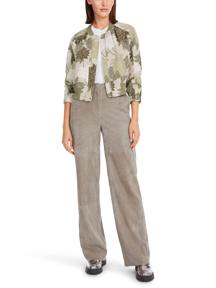 Marc Cain jasje in bloemmotief-voering: 94% polyester, 6% katoen<br />Strickbesatz: 85% viscose (gerecycled), 11% polyest