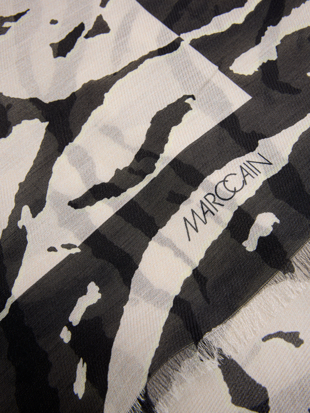 Marc Cain Sports – Beige Shawl-67% katoen, 33% zijde-DAMES ACCESSOIRES-Beige