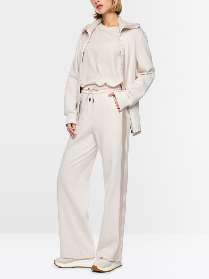 Marc Cain WASHINGTON broek met satijndetail – Room-88% katoen, 8% polyester, 4% elastaan<br />Inzetstuk: 98% polyester, 2