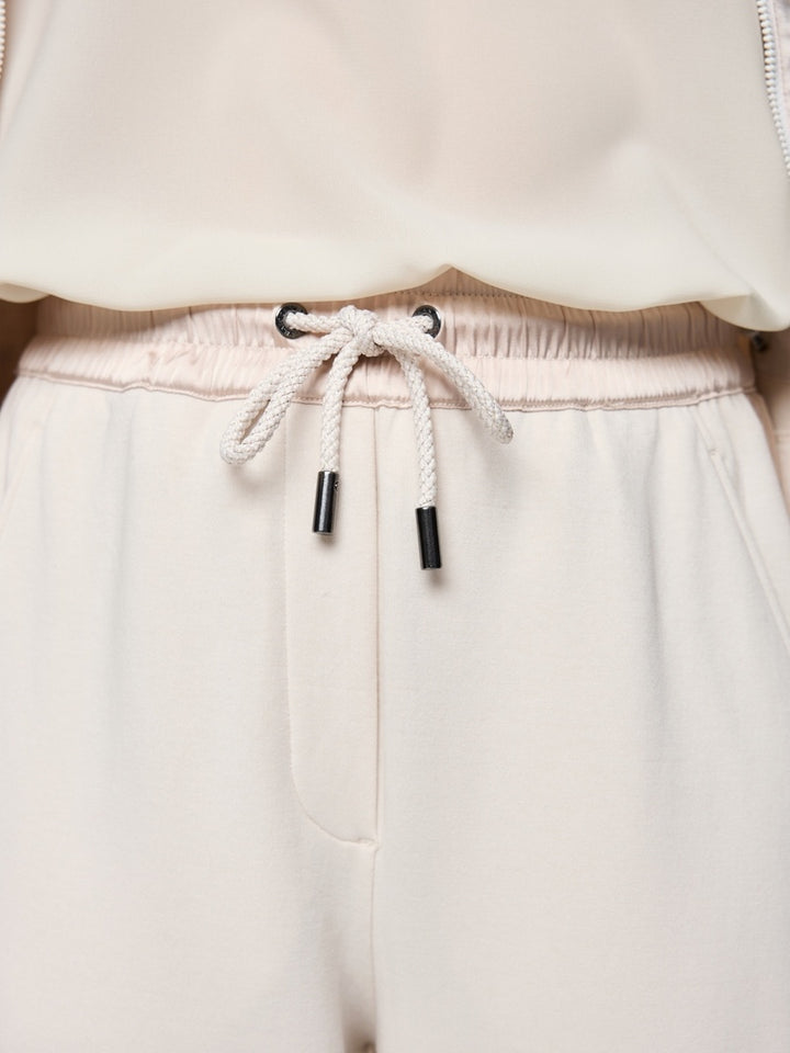 Marc Cain WASHINGTON broek met satijndetail – Room-88% katoen, 8% polyester, 4% elastaan<br />Inzetstuk: 98% polyester, 2