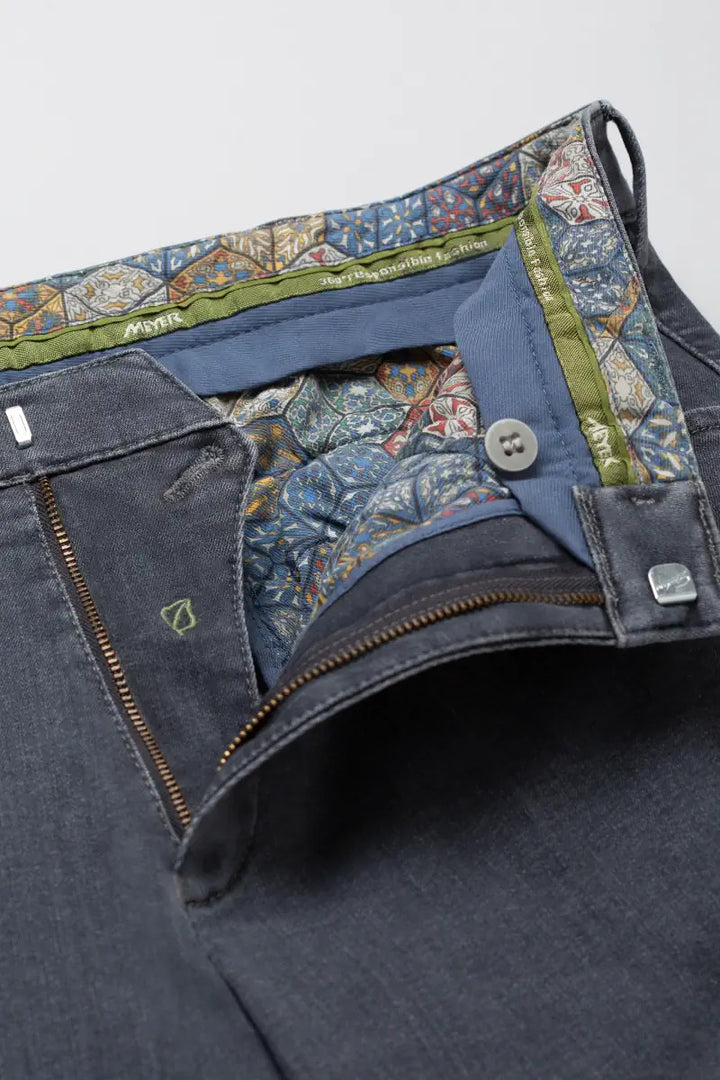 Meyer jeans Dublin 2-4556-92% Katoen (BIO) • 6% Elastomultiester • 2% Elastaan | 10oz.<br /><br /><br />-HEREN BROEKEN-Grijs