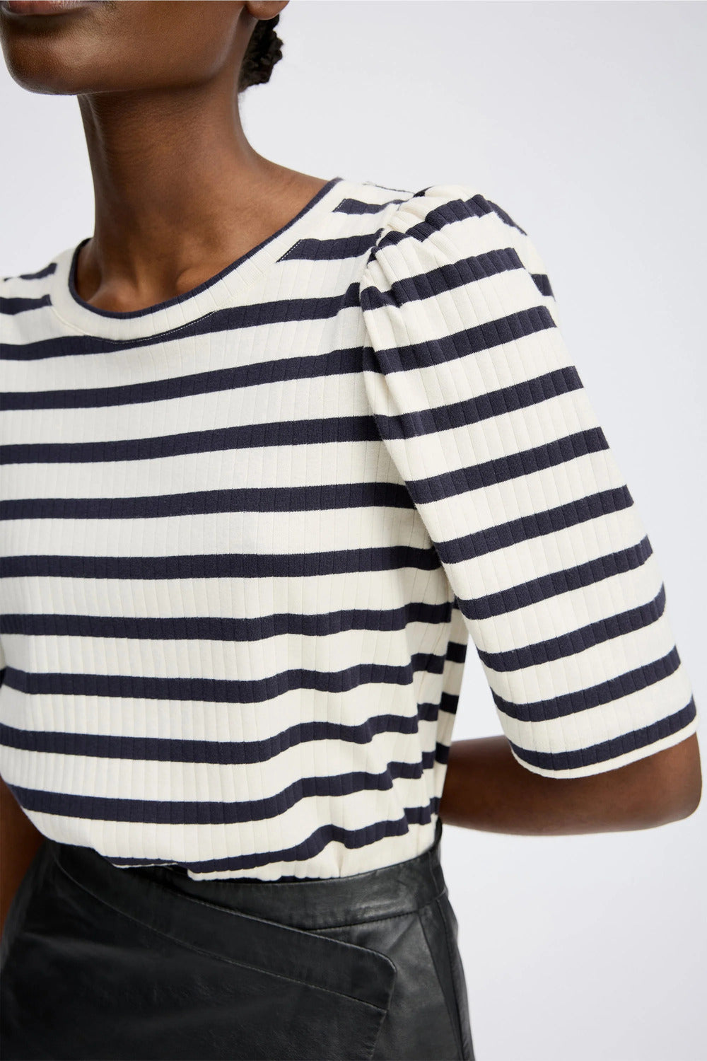 MUNTHE Jikolaz T-shirt – Navy-100% katoen-DAMES TOPS & BLOUSES-Blauw