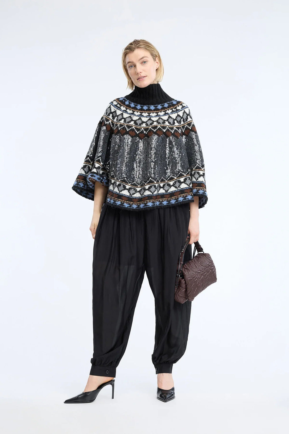 MUNTHE VERST Gebreide Poncho – Zwart-50% polyacryl, 28% polyamide, 14% wol, 8% alpaca-DAMES TRUIEN & VESTEN-Zwart
