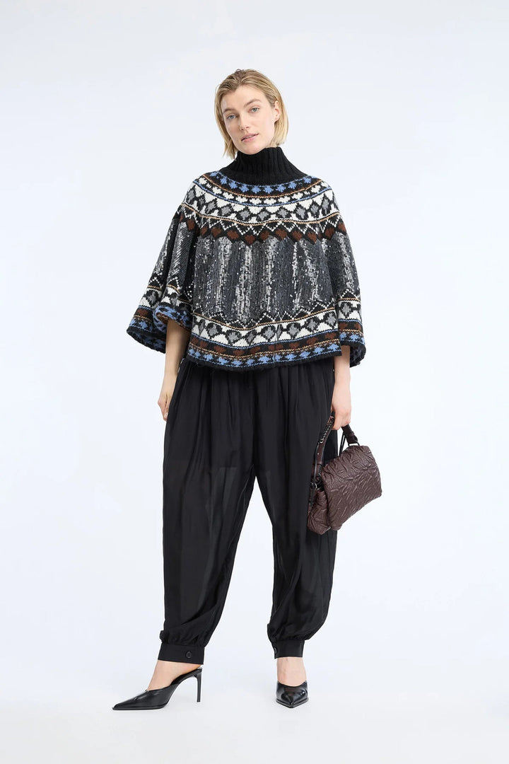 MUNTHE VERST Gebreide Poncho – Zwart-50% polyacryl, 28% polyamide, 14% wol, 8% alpaca-DAMES TRUIEN & VESTEN-Zwart