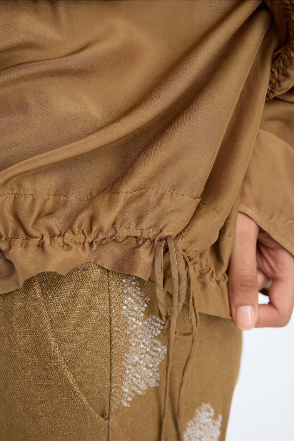 MUNTHE Vigil Blouse – Goud-80% viscose, 20% zijde-DAMES TOPS & BLOUSES-Goud