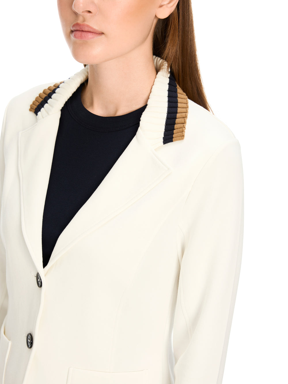 Nauwsluitende blazer van jersey-alg.: 88% katoen, 8% polyester, 4% elastaan<br />Strickbesatz: 90% katoen, 6% polyamide, 