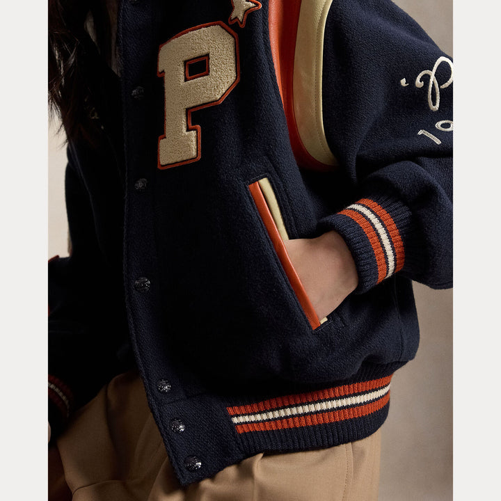 Polo Ralph Lauren Letter Jacket – Blauw-Buitenkant: 60% wol, 40% polyester <br />Afwerking: 100% leer <br />Voering romp: