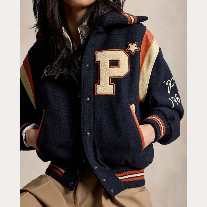 Polo Ralph Lauren Letter Jacket – Blauw-Buitenkant: 60% wol, 40% polyester <br />Afwerking: 100% leer <br />Voering romp: