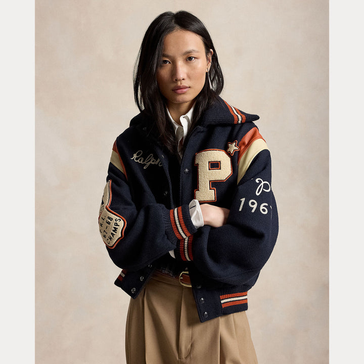 Polo Ralph Lauren Letter Jacket – Blauw-Buitenkant: 60% wol, 40% polyester <br />Afwerking: 100% leer <br />Voering romp: