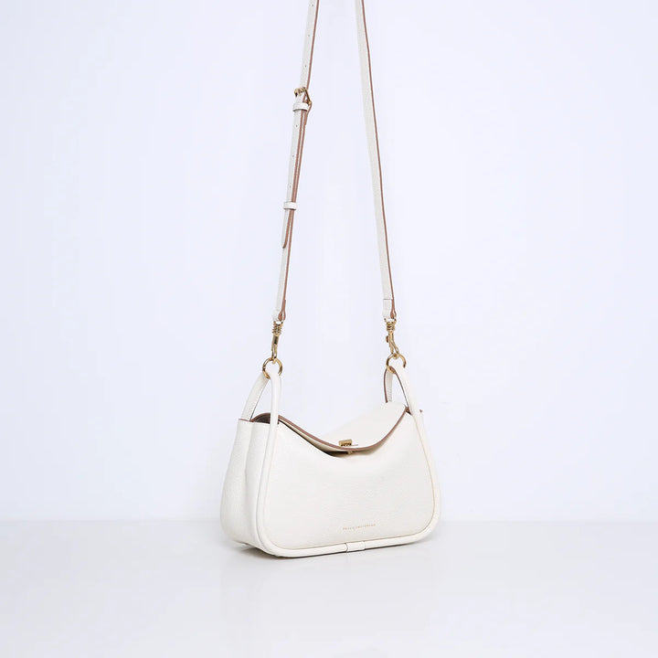 Smaak Amsterdam Cliff Tas – Cream-Afmetingen:<br />Breedte: 27 cm<br />Hoogte: 16 cm<br />Diepte: 10 cm<br /><br />Materi