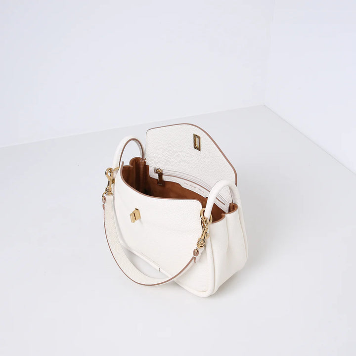 Smaak Amsterdam Cliff Tas – Cream-Afmetingen:<br />Breedte: 27 cm<br />Hoogte: 16 cm<br />Diepte: 10 cm<br /><br />Materi