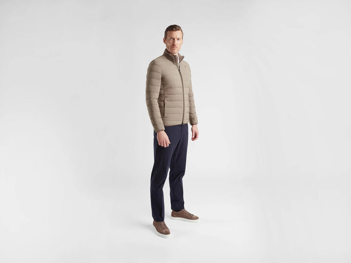 UBR SONIC™ JACKET Dark Sand-90% Polyester<br />10% Elastaan<br /><br />Vulling: 90% Dons, 10% Veren-HEREN JASSEN & JACKS-