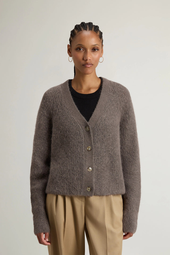 Woolrich Soft Alpaca Vest – Taupe-52% alpaca, 32% polyamide, 13% wool, 3% elasthaan-DAMES TRUIEN & VESTEN-Bruin